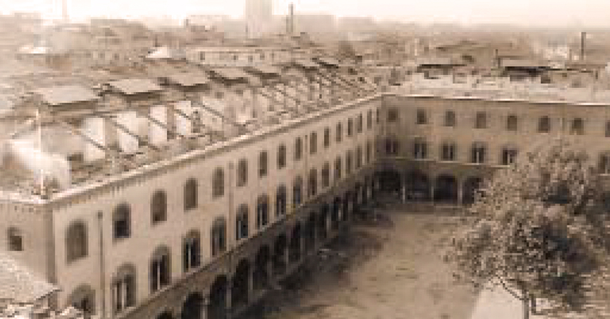 25 aprile 1945: il cortile dell'Istituto Salesiano S. Ambrogio di Milano in una foto d'epoca